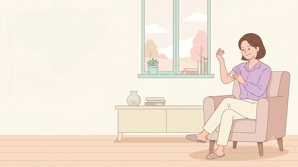 주사 전에 알코올 솜을 말리며 편한 자세로 앉아 있는 장면